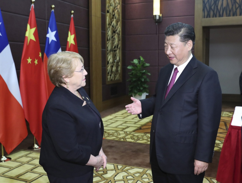 11月11日，國家主席習近平在越南峴港同智利總統巴切萊特一道出席中智自由貿易協定升級議定書簽字儀式。新華社記者 馬佔成 攝