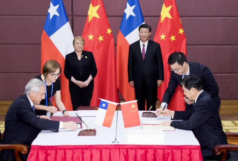 11月11日，國家主席習近平在越南峴港同智利總統巴切萊特一道出席中智自由貿易協定升級議定書簽字儀式。新華社記者 丁林 攝