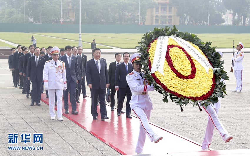 11月13日，中共中央總書記、國家主席習近平在河內瞻仰胡志明主席陵並敬獻花圈。 新華社記者 謝環馳 攝
