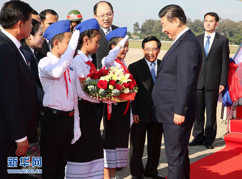11月13日，中共中央總書記、國家主席習近平抵達萬象，開始對老撾人民民主共和國進行國事訪問。 新華社記者 蘭紅光 攝