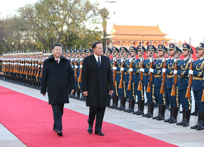 11月17日，國家主席習近平在北京人民大會堂同來華進行國事訪問的巴拿馬總統巴雷拉舉行會談。這是會談前，習近平在人民大會堂東門外廣場為巴雷拉舉行歡迎儀式。新華社記者 姚大偉 攝