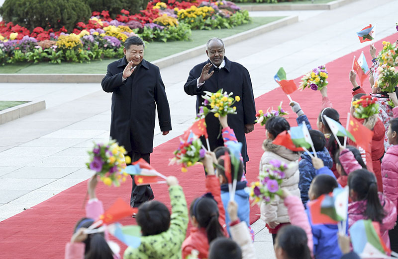 11月23日，國家主席習近平在北京人民大會堂同來華進行國事訪問的吉布提總統蓋萊舉行會談。這是會談前，習近平在人民大會堂東門外廣場為蓋萊舉行歡迎儀式。新華社記者 張鐸 攝