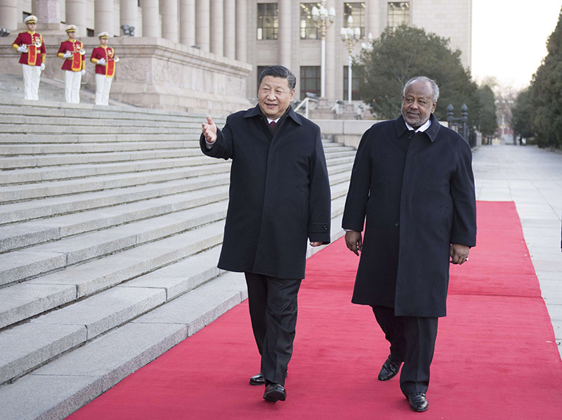 11月23日，國家主席習近平在北京人民大會堂同來華進行國事訪問的吉布提總統蓋萊舉行會談。這是會談前，習近平在人民大會堂東門外廣場為蓋萊舉行歡迎儀式。新華社記者 李學仁 攝