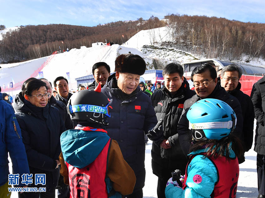 1月23日，中共中央總書記、國家主席、中央軍委主席習近平在河北省張家口市考察北京冬奧會籌辦工作。這是習近平在雲頂滑雪場親切勉勵參加滑雪冬令營的少年兒童。新華社記者 李濤 攝