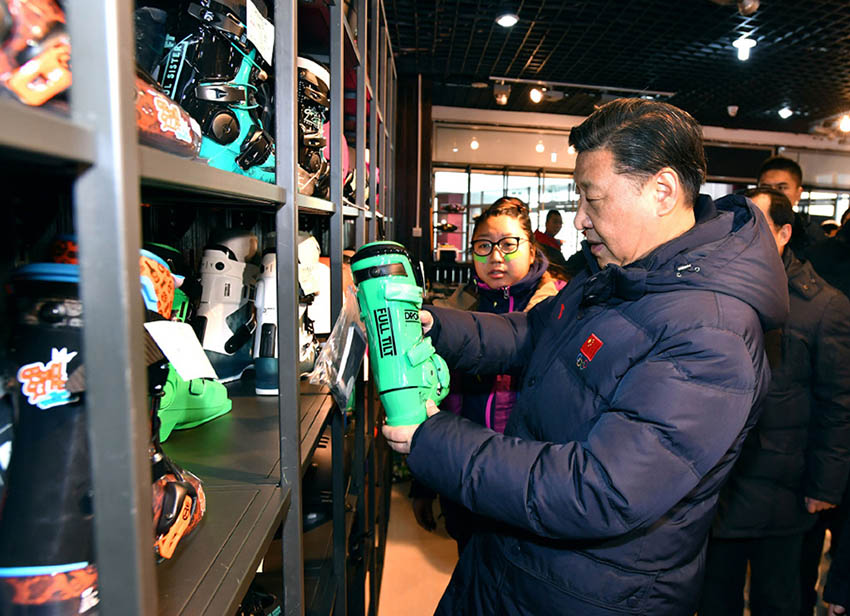 1月23日，中共中央總書記、國家主席、中央軍委主席習近平在河北省張家口市考察北京冬奧會籌辦工作。這是習近平在雲頂滑雪場雪具大廳了解各式雪具的不同功用。新華社記者 李濤 攝