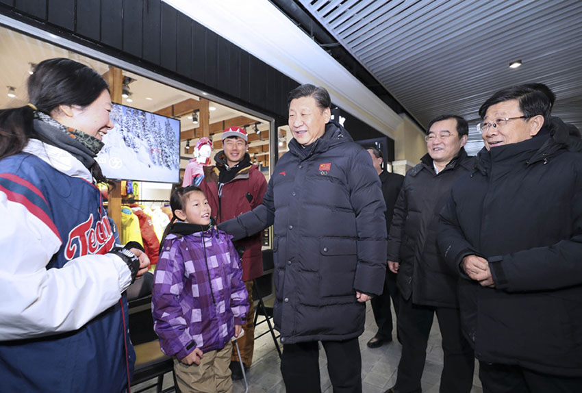 1月23日，中共中央總書記、國家主席、中央軍委主席習近平在河北省張家口市考察北京冬奧會籌辦工作。這是習近平在雲頂滑雪場雪具大廳同游客和滑雪愛好者親切交談。新華社記者 蘭紅光 攝