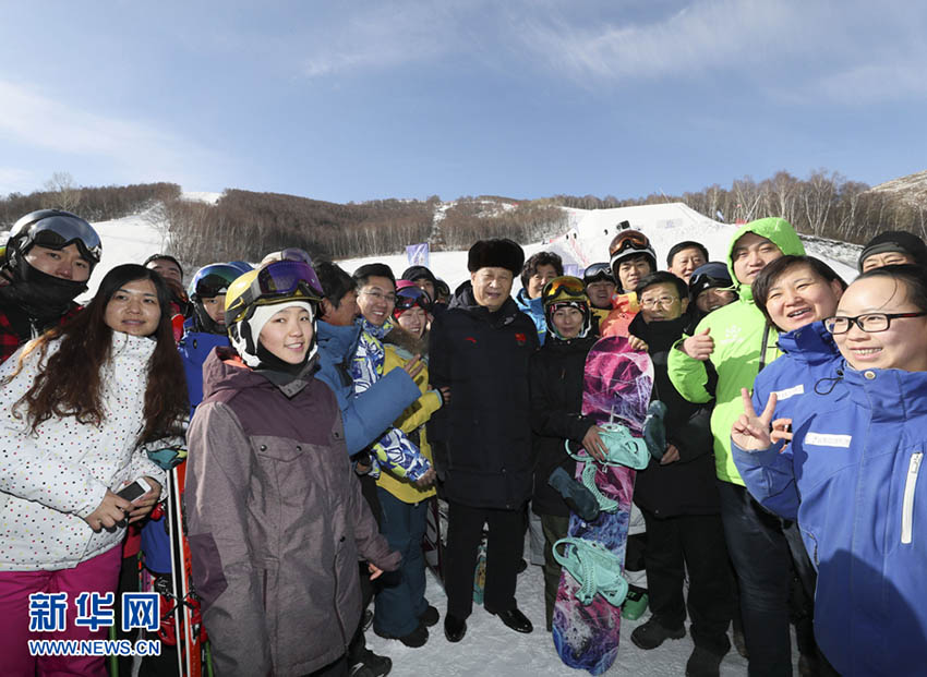 1月23日，中共中央總書記、國家主席、中央軍委主席習近平在河北省張家口市考察北京冬奧會籌辦工作。這是習近平在雲頂滑雪場同滑雪愛好者合影。新華社記者 蘭紅光 攝