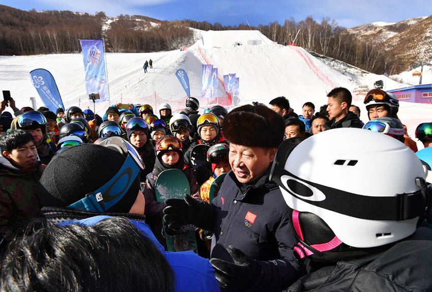 1月23日，中共中央總書記、國家主席、中央軍委主席習近平在河北省張家口市考察北京冬奧會籌辦工作。這是習近平在雲頂滑雪場同正在這裡集訓的國家滑雪隊運動員及滑雪愛好者親切交談。新華社記者 李濤 攝