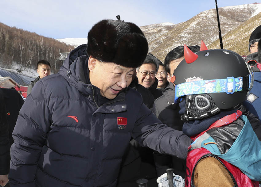 1月23日，中共中央總書記、國家主席、中央軍委主席習近平在河北省張家口市考察北京冬奧會籌辦工作。這是習近平在雲頂滑雪場親切勉勵參加滑雪冬令營的少年兒童。新華社記者 蘭紅光 攝