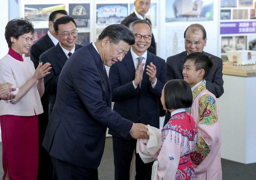 6月29日下午，國家主席習近平在香港西九文化區出席《興建香港故宮文化博物館合作協議》簽署儀式。這是習近平同現場演唱粵劇選段的兩名兒童親切交談。新華社記者 丁林 攝