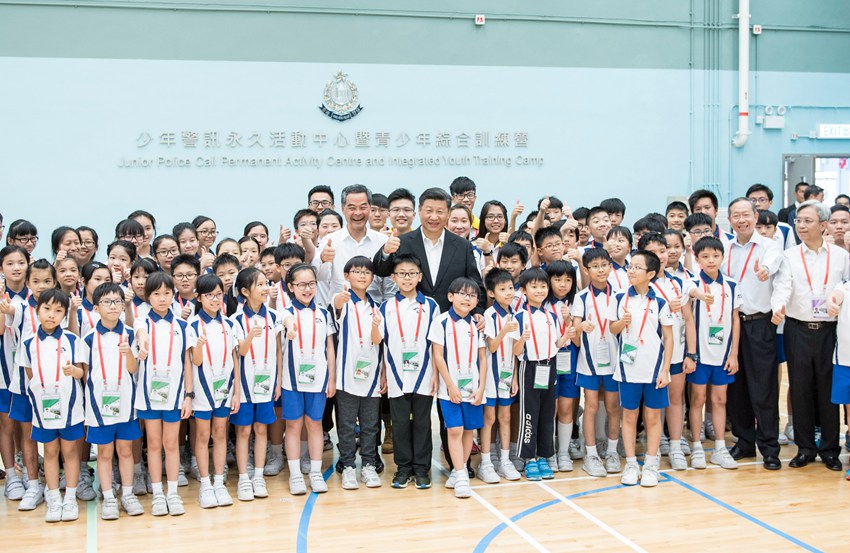 6月30日上午，國家主席習近平來到香港少年警訊永久活動中心暨青少年綜合訓練營考察，看望正在訓練的香港青少年。這是習近平同少年警訊成員合影。新華社記者 李濤 攝