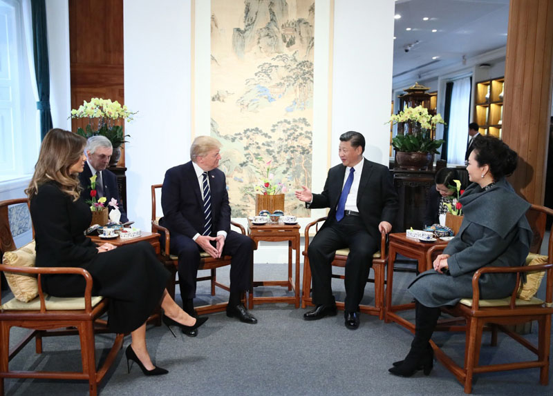 11月8日下午，國家主席習近平和夫人彭麗媛在北京故宮博物院迎接來華進行國事訪問的美國總統特朗普和夫人梅拉尼婭。兩國元首夫婦在寶蘊樓簡短茶敘。新華社記者 蘭紅光 攝