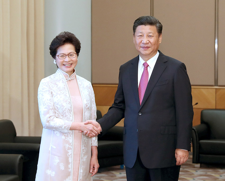 7月1日上午，國家主席習近平在香港會見剛剛就職的香港特別行政區行政長官林鄭月娥。 新華社記者 馬佔成 攝