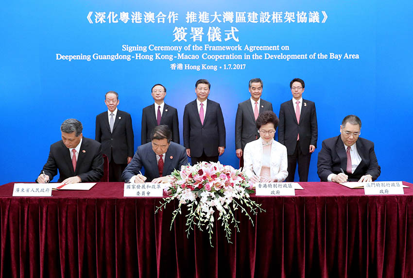 7月1日上午，《深化粵港澳合作　推進大灣區建設框架協議》在香港簽署，國家主席習近平出席簽署儀式。 新華社記者 馬佔成 攝