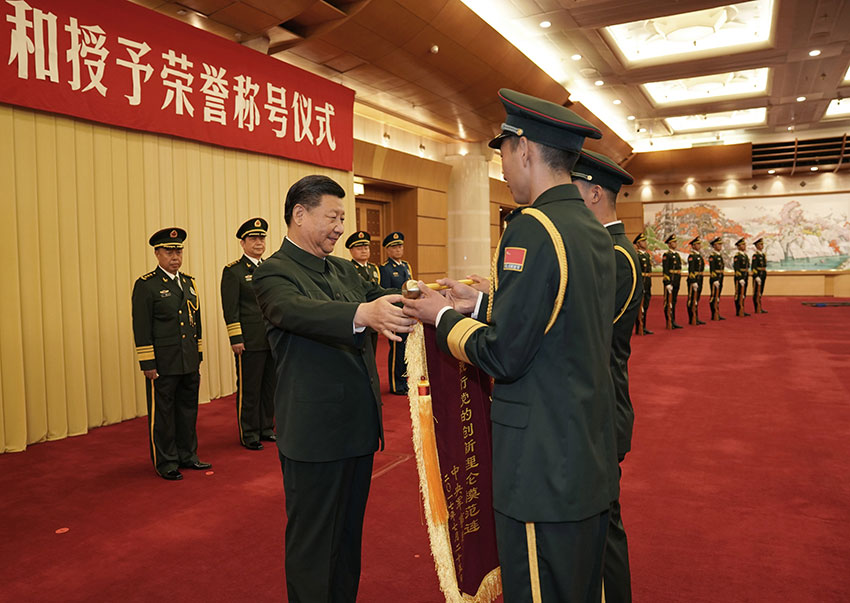7月28日，中央軍委頒授“八一勛章”和授予榮譽稱號儀式在北京八一大樓隆重舉行。中共中央總書記、國家主席、中央軍委主席習近平向“八一勛章”獲得者頒授勛章和証書，向獲得榮譽稱號的單位頒授獎旗。這是習近平向獲得榮譽稱號的單位頒授獎旗。新華社記者李剛攝