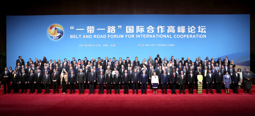 5月14日，國家主席習近平在北京出席“一帶一路”國際合作高峰論壇開幕式，並發表題為《攜手推進“一帶一路”建設》的主旨演講。這是習近平同出席“一帶一路”國際合作高峰論壇的代表們合影。新華社記者 龐興雷 攝