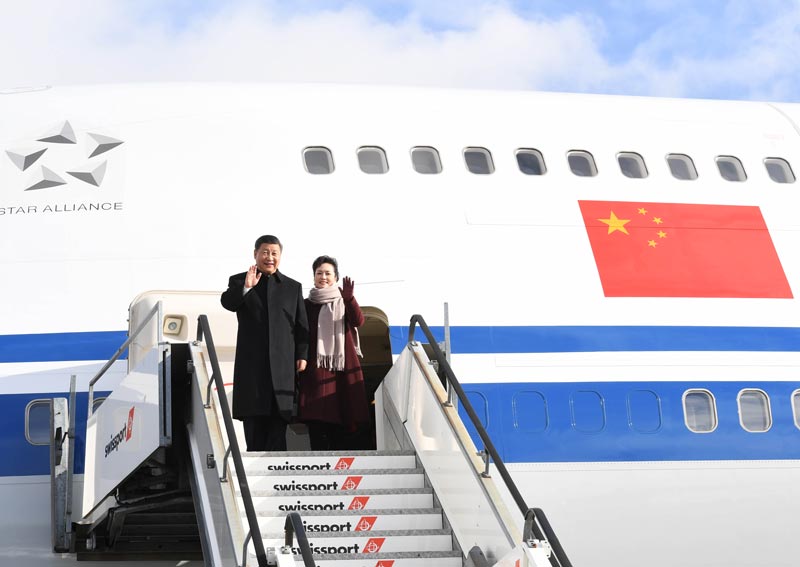 1月15日，國家主席習近平乘專機抵達蘇黎世，開始對瑞士聯邦進行國事訪問。 這是習近平和夫人彭麗媛步出艙門。 新華社記者 饒愛民 攝