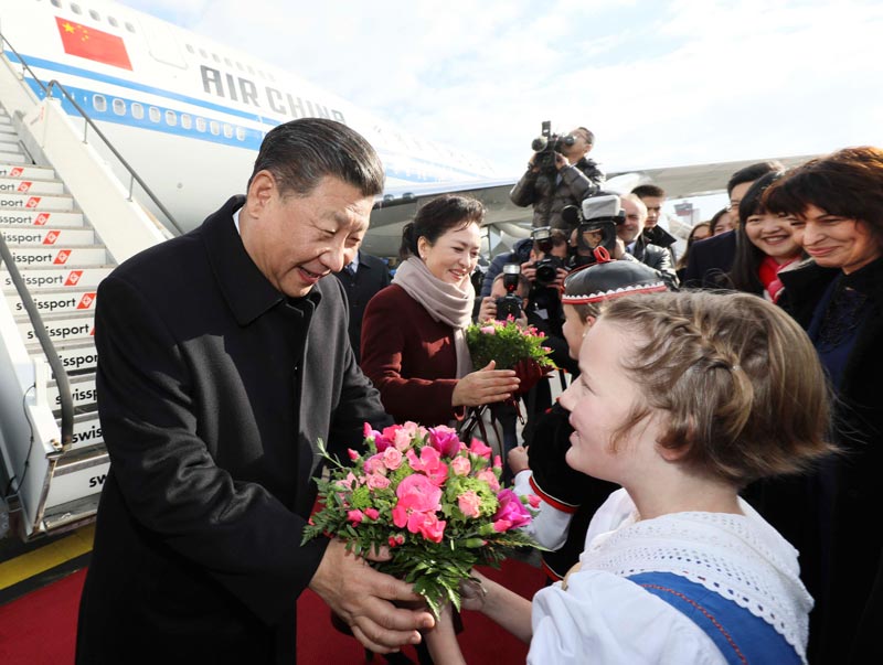 1月15日，國家主席習近平乘專機抵達蘇黎世，開始對瑞士聯邦進行國事訪問。 這是當地兒童向習近平和夫人彭麗媛獻上鮮花。 新華社記者蘭紅光 攝
