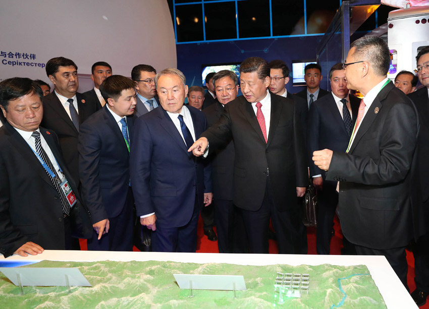 6月8日，正在哈薩克斯坦訪問的國家主席習近平在哈薩克斯坦總統納扎爾巴耶夫陪同下，參觀阿斯塔納專項世博會中國國家館，並共同出席中哈亞歐跨境運輸視頻連線儀式。這是兩國元首在中國國家館全球使命與伙伴展區參觀。新華社記者 馬佔成 攝