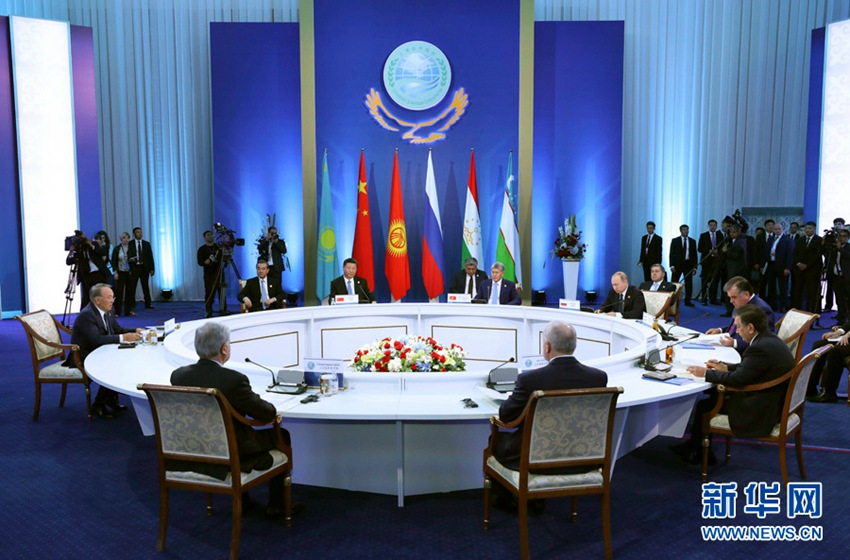 6月9日，國家主席習近平在哈薩克斯坦首都阿斯塔納出席上海合作組織成員國元首理事會第十七次會議並發表重要講話。這是習近平出席小范圍會議。新華社記者 龐興雷 攝
