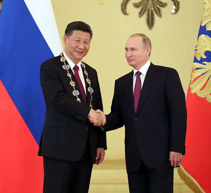 7月4日，國家主席習近平在莫斯科克裡姆林宮同俄羅斯總統普京舉行會談。這是會談后，普京向習近平授予俄羅斯國家最高勛章“聖安德烈”勛章。新華社記者 劉衛兵 攝