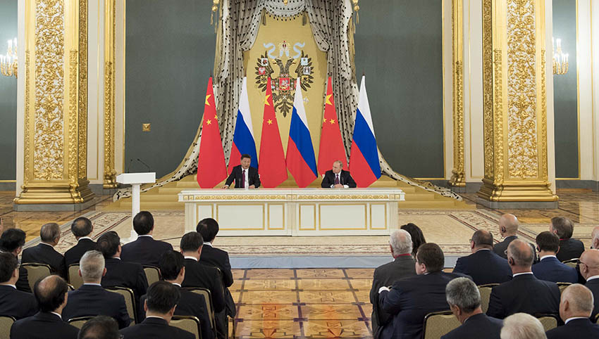 7月4日，國家主席習近平在莫斯科同俄羅斯總統普京共同會見中俄友好、和平與發展委員會，媒體和企業界代表。 新華社記者 李學仁 攝