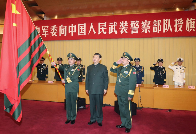 1月10日，中央軍委向武警部隊授旗儀式在北京八一大樓舉行。中共中央總書記、國家主席、中央軍委主席習近平向武警部隊授旗並致訓詞。這是習近平向武警部隊授旗。新華社記者李剛攝