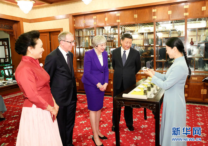 2月1日下午，國家主席習近平和夫人彭麗媛在北京釣魚台國賓館同來華訪問的英國首相特雷莎·梅和丈夫菲利普·梅茶敘。新華社記者 丁林 攝