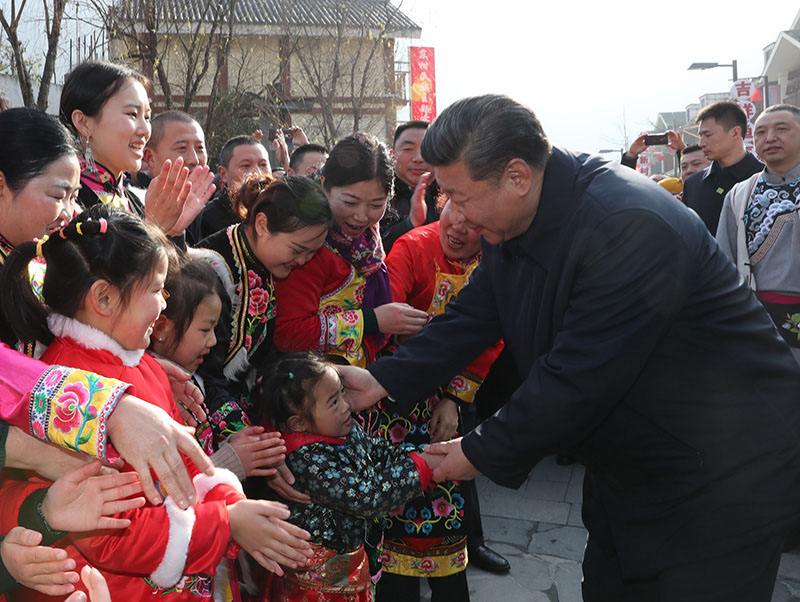 這是2月12日上午，習近平在阿壩藏族羌族自治州汶川縣映秀鎮看望慰問群眾。 新華社記者 鞠鵬 攝