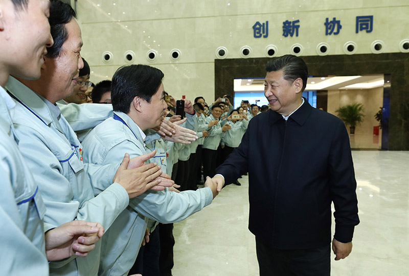 這是2月11日下午，習近平在成都中電熊貓顯示科技有限公司考察時同員工親切握手。 新華社記者 鞠鵬 攝