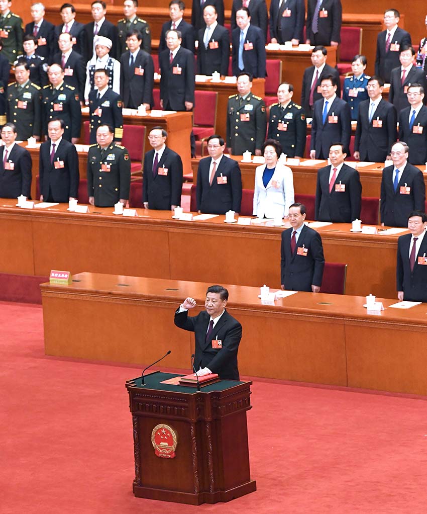 3月17日，十三屆全國人大一次會議在北京人民大會堂舉行第五次全體會議。習近平當選中華人民共和國主席、中華人民共和國中央軍事委員會主席。這是習近平進行憲法宣誓。新華社記者 饒愛民 攝