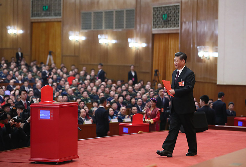 3月17日，十三屆全國人大一次會議在北京人民大會堂舉行第五次全體會議。習近平當選中華人民共和國主席、中華人民共和國中央軍事委員會主席。這是習近平准備投票。新華社記者 蘭紅光 攝