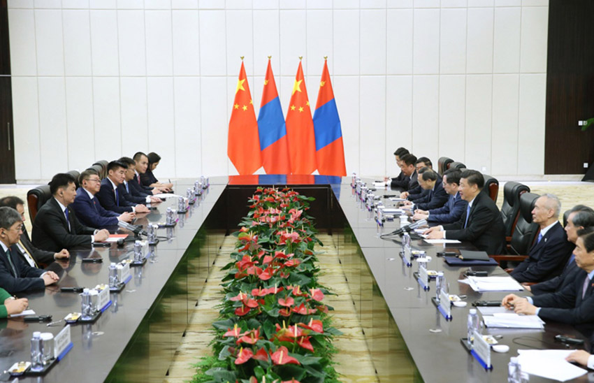 4月10日，國家主席習近平在海南省博鰲國賓館會見蒙古國總理呼日勒蘇赫。 新華社記者 姚大偉 攝