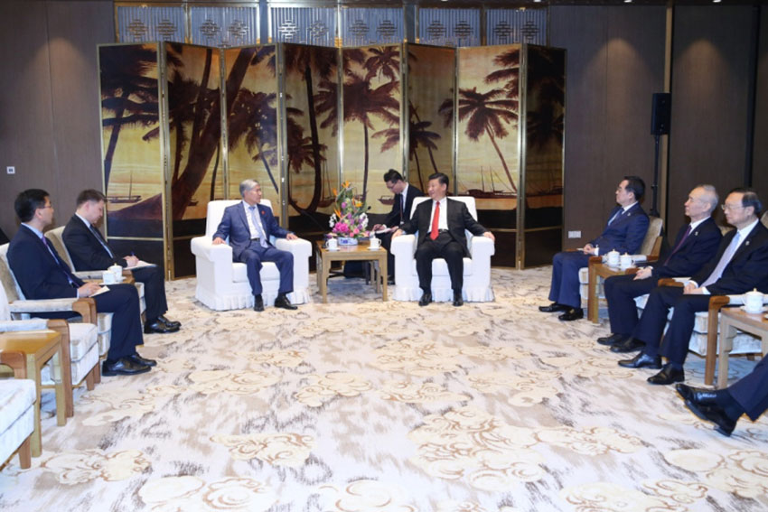 4月11日，國家主席習近平在海南省博鰲國賓館會見來華出席博鰲亞洲論壇2018年年會的吉爾吉斯斯坦前總統阿坦巴耶夫。 新華社記者 姚大偉攝