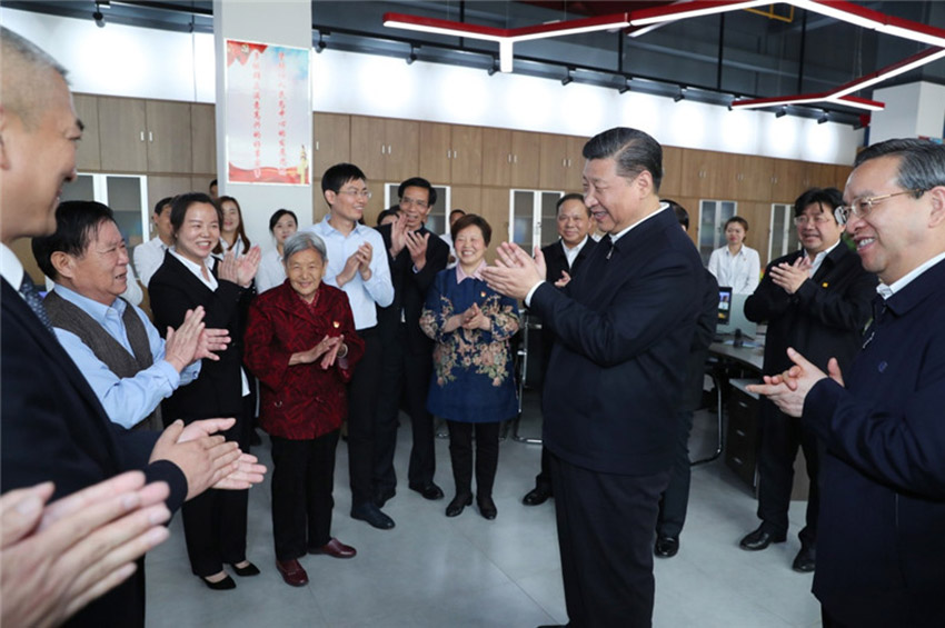 4月26日上午，中共中央總書記、國家主席、中央軍委主席習近平來到武漢市青山區工人村街青和居社區，看望干部群眾，就棚戶區改造和基層組織建設進行調研。新華社記者 謝環馳 攝