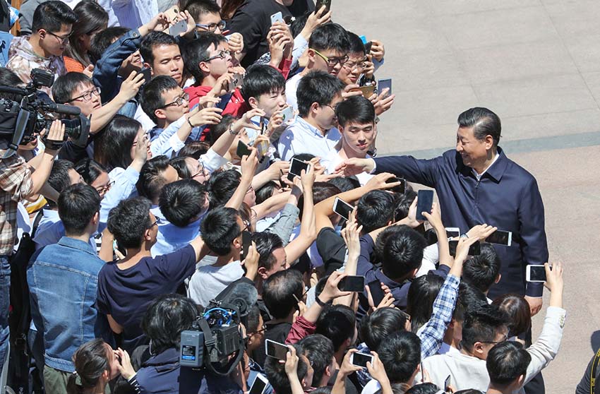 5月2日，中共中央總書記、國家主席、中央軍委主席習近平來到北京大學考察。這是習近平離開學校時同道路兩旁師生親切握手。 新華社記者王曄攝