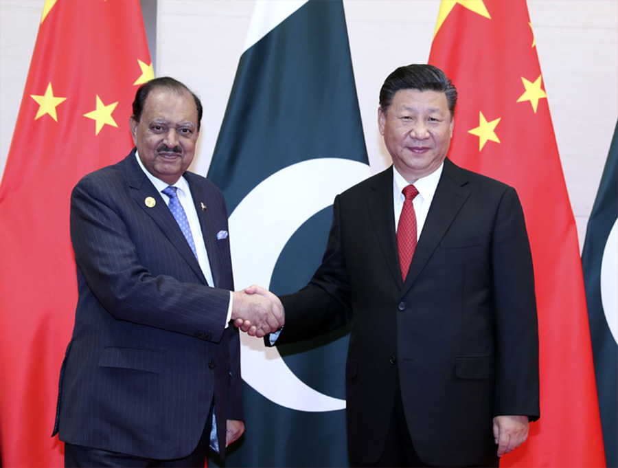 6月9日，國家主席習近平在青島會見巴基斯坦總統侯賽因。新華社記者丁林攝