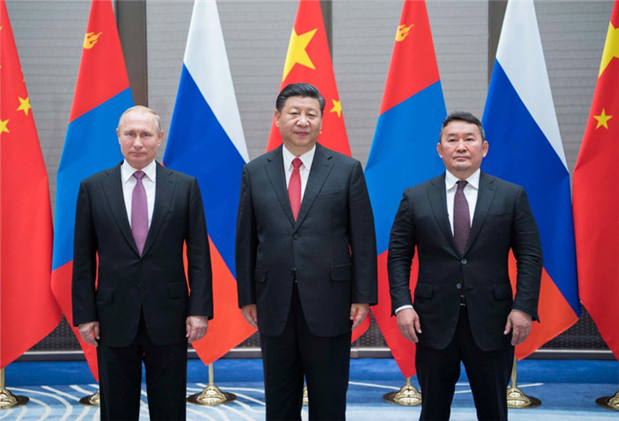 6月9日，國家主席習近平同俄羅斯總統普京、蒙古國總統巴特圖勒嘎在青島舉行中俄蒙三國元首第四次會晤。習近平主持會晤。 新華社記者李濤攝