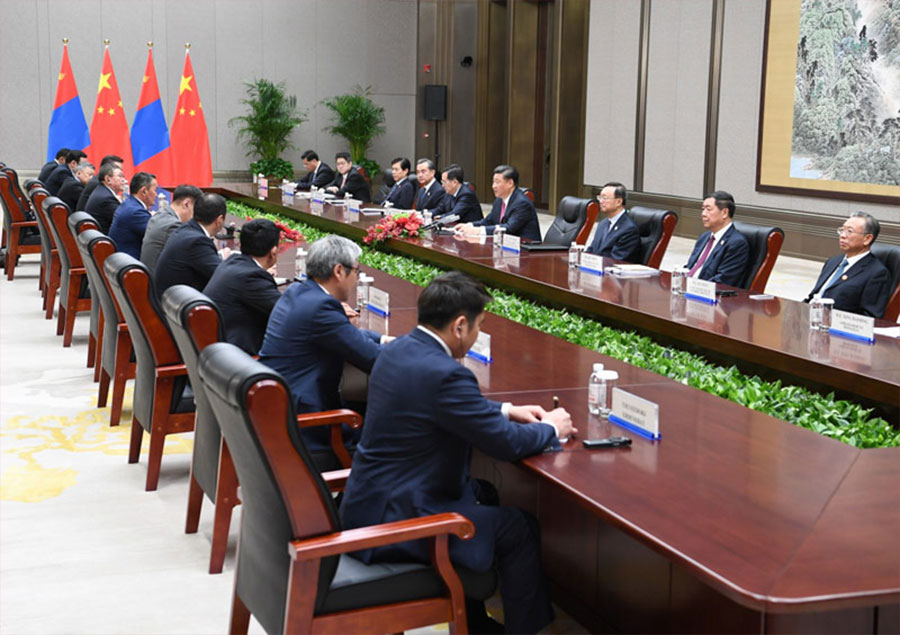 6月10日，國家主席習近平在青島會見蒙古國總統巴特圖勒嘎。新華社記者 高潔 攝