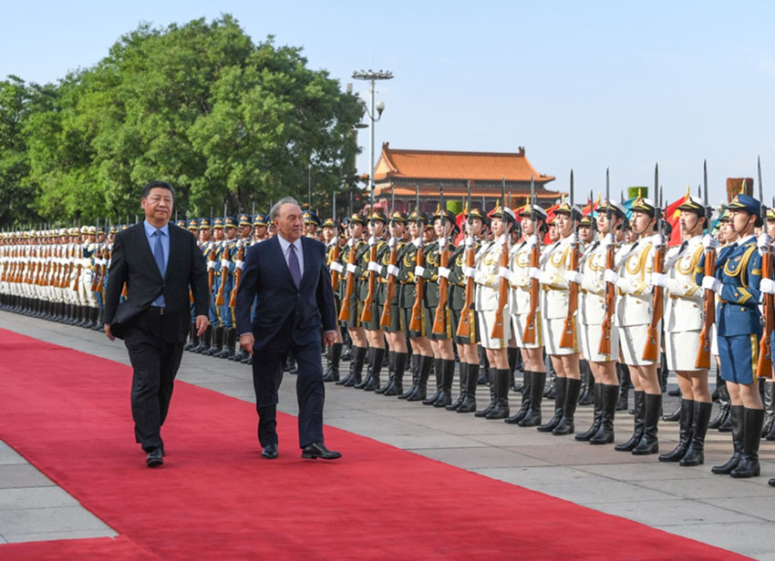 6月7日，國家主席習近平在北京人民大會堂同哈薩克斯坦總統納扎爾巴耶夫舉行會談。這是會談前，習近平在人民大會堂東門外廣場為納扎爾巴耶夫舉行歡迎儀式。新華社記者 申宏 攝