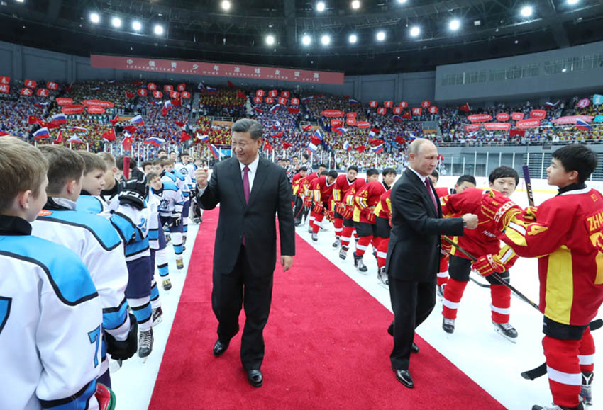 6月8日晚，國家主席習近平同俄羅斯總統普京在天津共同觀看中俄青少年冰球友誼賽。這是習近平和普京同兩國小球員們逐一擊拳問候。新華社記者鞠鵬 攝