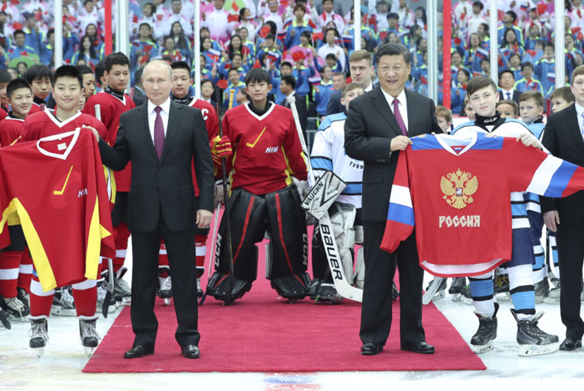 6月8日晚，國家主席習近平同俄羅斯總統普京在天津體育館共同觀看中俄青少年冰球友誼賽。兩國元首同小隊員們親切交談、合影，並共同為比賽開球。新華社記者 龐興雷 攝