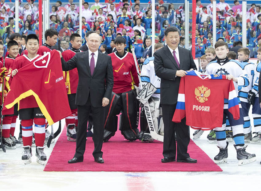 6月8日晚，國家主席習近平同俄羅斯總統普京在天津共同觀看中俄青少年冰球友誼賽。這是小球員們分別向習近平和普京贈送俄、中兩隊球衣。新華社記者 王曄 攝