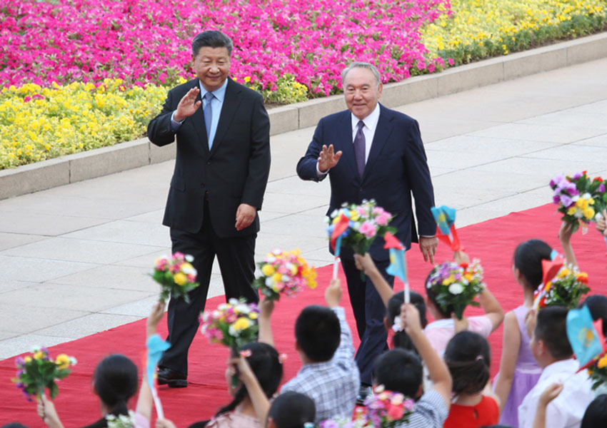 6月7日，國家主席習近平在北京人民大會堂同哈薩克斯坦總統納扎爾巴耶夫舉行會談。這是會談前，習近平在人民大會堂東門外廣場為納扎爾巴耶夫舉行歡迎儀式。新華社記者 姚大偉 攝