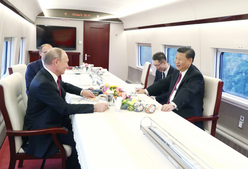 6月8日，國家主席習近平同俄羅斯總統普京共同乘坐高鐵前往天津，出席中俄友好交流活動。 新華社記者 鞠鵬 攝