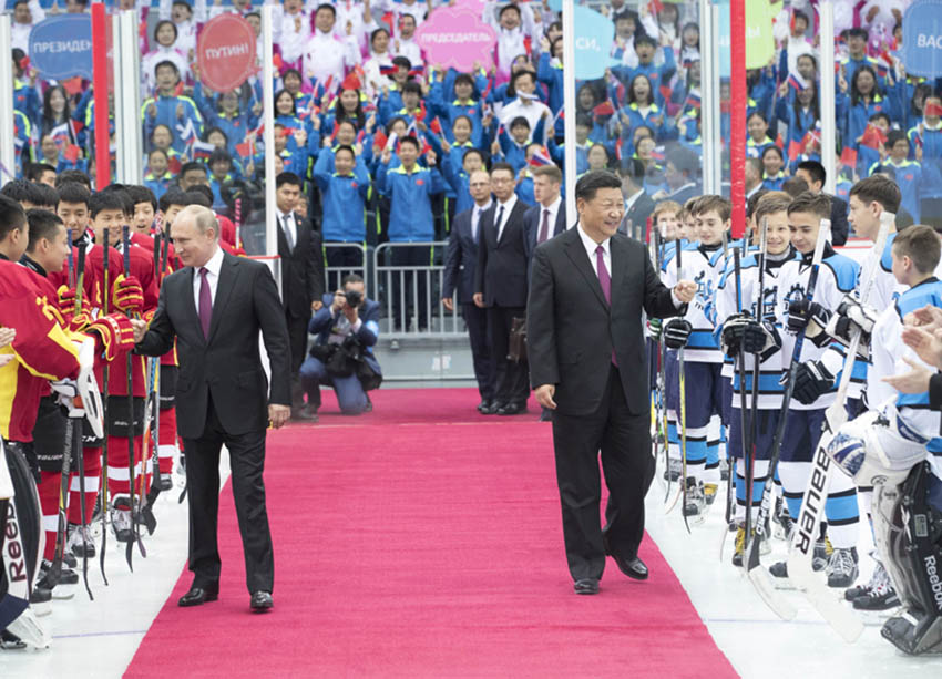 6月8日晚，國家主席習近平同俄羅斯總統普京在天津共同觀看中俄青少年冰球友誼賽。這是習近平和普京同兩國小球員們逐一擊拳問候。新華社記者王曄 攝