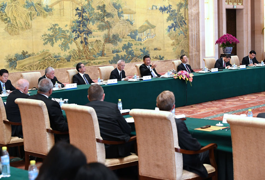 6月21日，國家主席習近平在北京釣魚台國賓館會見來華出席“全球首席執行官委員會”特別圓桌峰會的知名跨國企業負責人，並同他們座談交流。　新華社記者饒愛民攝