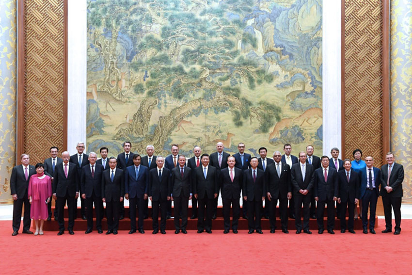 6月21日，國家主席習近平在北京釣魚台國賓館會見來華出席“全球首席執行官委員會”特別圓桌峰會的知名跨國企業負責人，並同他們座談交流。　新華社記者饒愛民攝