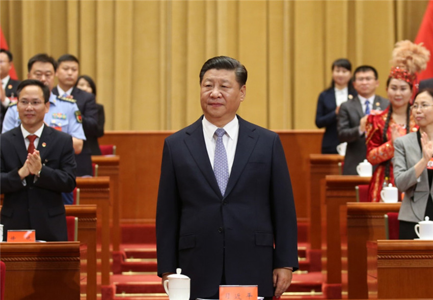 6月26日，中國共產主義青年團第十八次全國代表大會在北京人民大會堂開幕。這是中共中央總書記、國家主席、中央軍委主席習近平在主席台向與會代表致意。新華社記者 姚大偉 攝