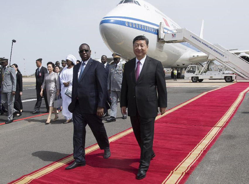7月21日，國家主席習近平抵達達喀爾，開始對塞內加爾共和國進行國事訪問。塞內加爾總統薩勒在機場為習近平舉行隆重歡迎儀式。 新華社記者 李學仁 攝